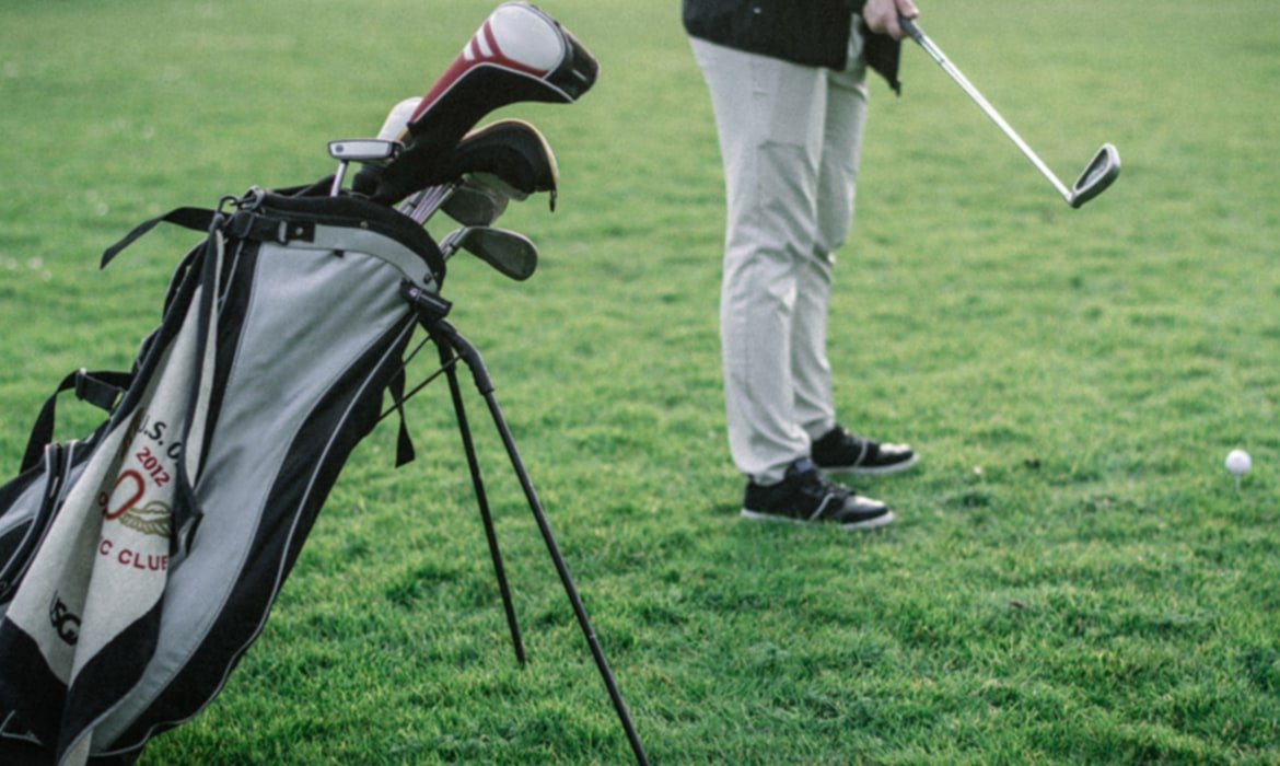 Parcours de golf vallonné, vue sur fairway et bunkers