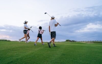 Comment enseigner le golf aux enfants : un guide complet pour les parents et les entraîneurs
