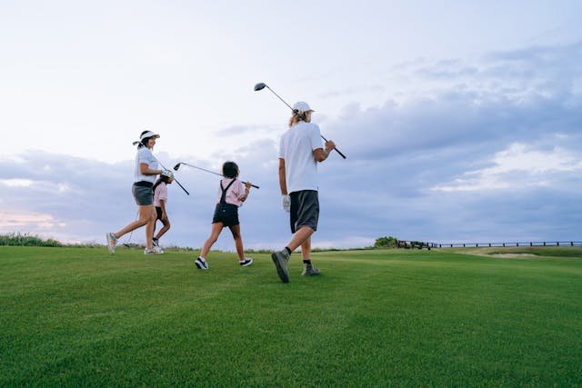Comment enseigner le golf aux enfants : un guide complet pour les parents et les entraîneurs
