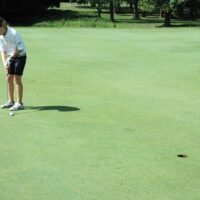 À quel moment un enfant peut-il passer de l'école de golf au parcours complet ?