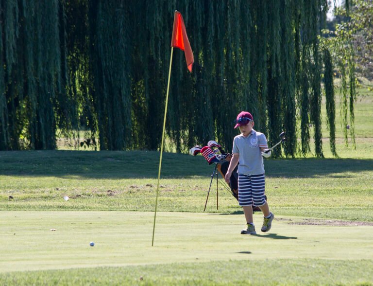 Comment choisir les clubs de golf junior : taille, poids et budget selon l&rsquo;âge