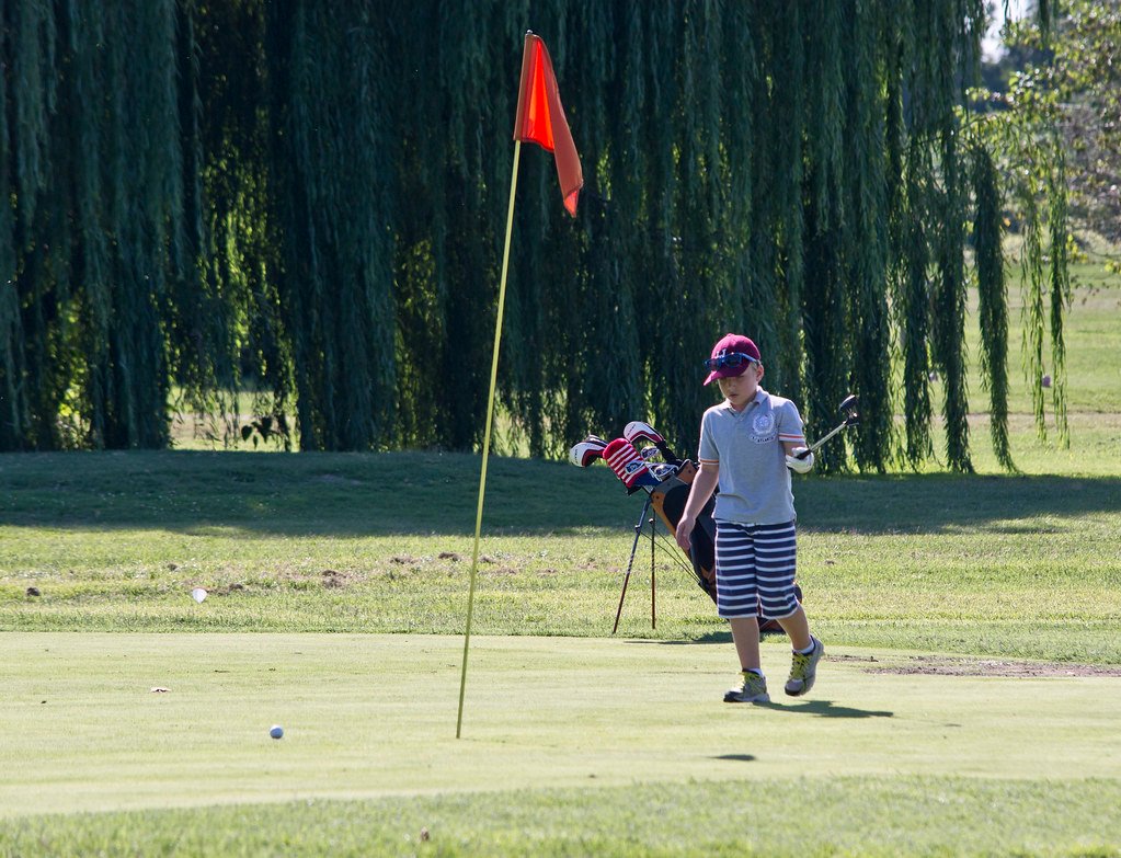 Comment choisir les clubs de golf junior : taille, poids et budget selon l&rsquo;âge