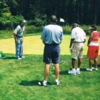 École de golf vs cours particuliers pour enfant : quelle formule choisir ?