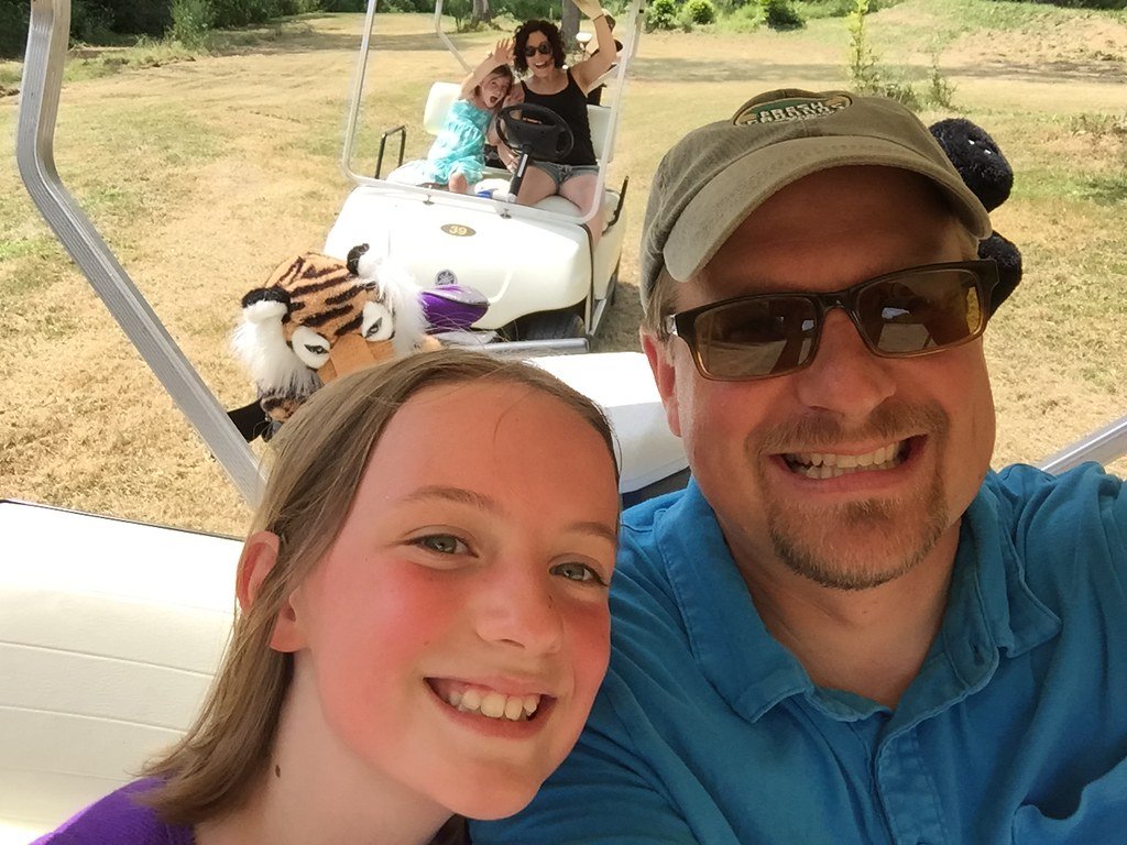 Golf en famille : comment jouer un parcours à deux générations sans frustration