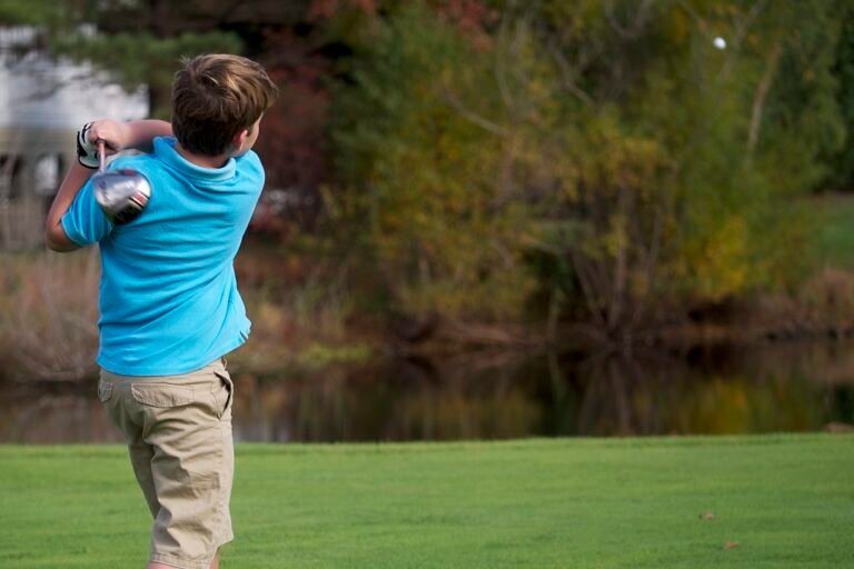 Combien coûte le golf pour un enfant ? Budget réel licence, cours et matériel en 2026