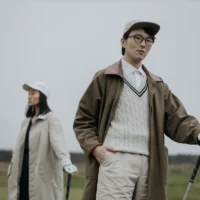 Golf sous la pluie : équipement, règles et prix réels